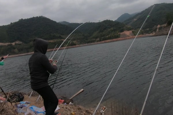 水库钓鱼选择哪种竿，海竿和手竿均可使用