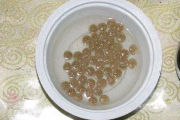 狗粮怎么泡,用40-70度的温水泡