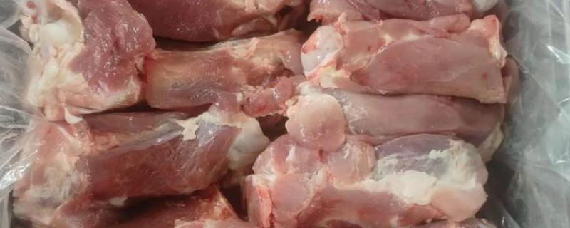 猪骨髓的挑选方法，可以看色泽、闻味道等