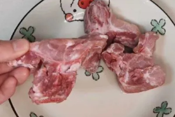 猪骨髓的挑选方法，可以看色泽、闻味道等