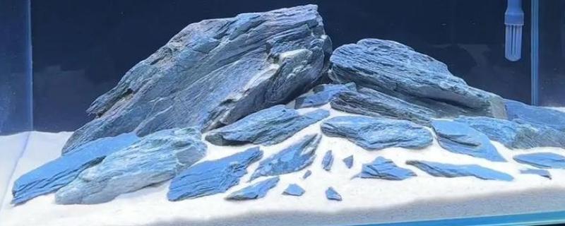 鱼缸里面放白沙水变白如何处理，需要清洗多次才能使用