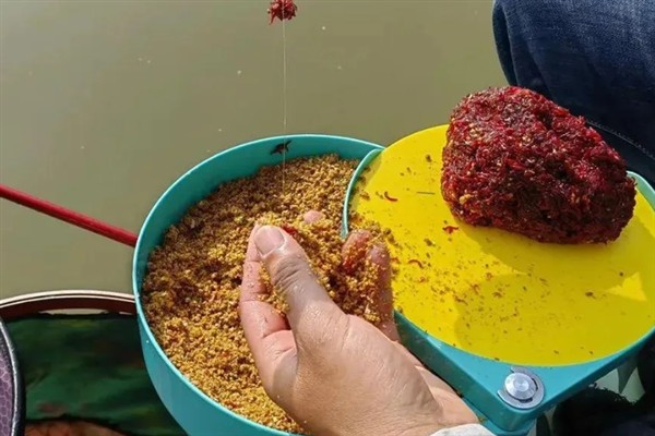 黑坑钓青鱼时的调漂方法，主要采取以下2种方式