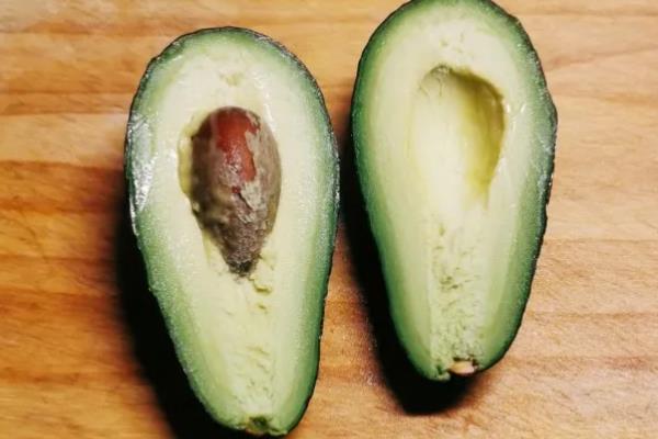 牛油果的催熟方法，用牛皮纸包裹后会逐渐成熟