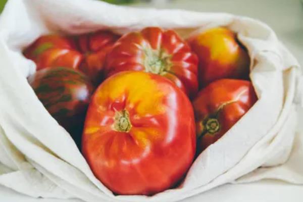 牛油果的催熟方法，用牛皮纸包裹后会逐渐成熟