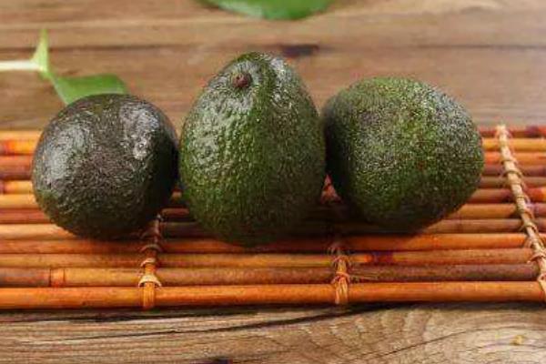 牛油果的催熟方法，用牛皮纸包裹后会逐渐成熟