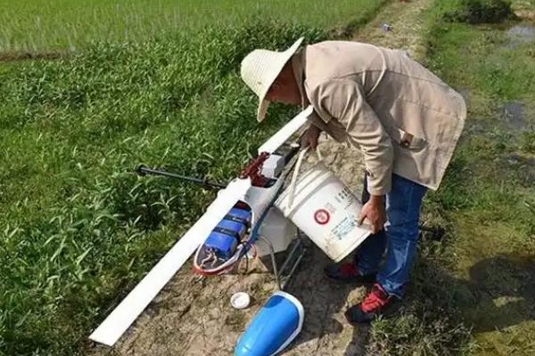 稀释农药的方法,可湿性农药先用少量水稀释再倒入药水桶中