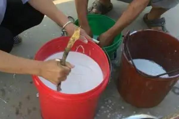 稀释农药的方法,可湿性农药先用少量水稀释再倒入药水桶中