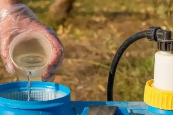 稀释农药的方法,可湿性农药先用少量水稀释再倒入药水桶中