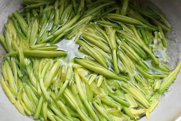 新鲜黄花菜有没有毒，新鲜黄花菜是有毒的