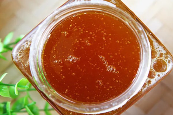 桉树蜂蜜介绍，是蜜蜂采集桉树花蜜酿制成的