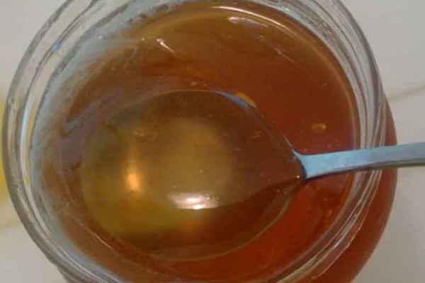 桉树蜂蜜介绍，是蜜蜂采集桉树花蜜酿制成的