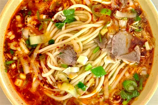 河北河间市的特产，有河间鸭梨、炉肉火烧等