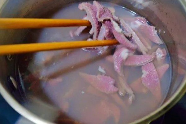 猪后丘属于什么部位,是屁股上方的一块长方形肉