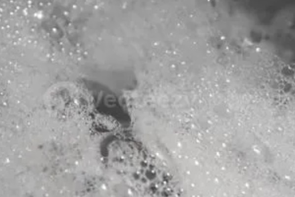 驱赶蜜蜂的办法，可以用浓烟熏、泼水洒水等