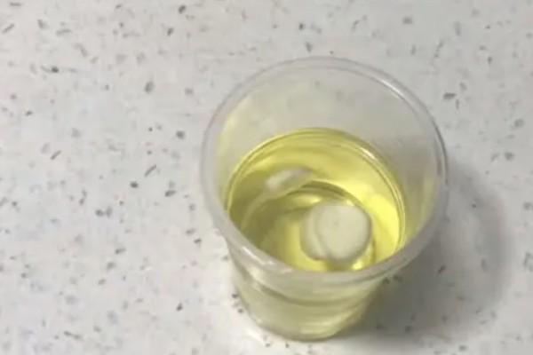 驱赶蜜蜂的办法，可以用浓烟熏、泼水洒水等
