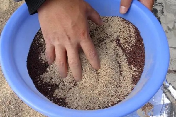 让山楂籽快速发芽的方法，主要有浸泡法、沙藏法、马粪发酵法这三种方式