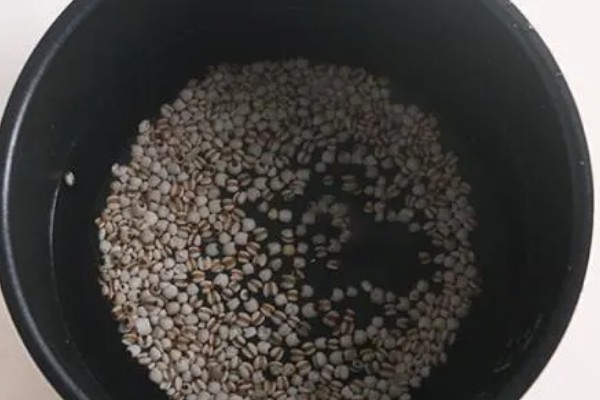 让山楂籽快速发芽的方法，主要有浸泡法、沙藏法、马粪发酵法这三种方式