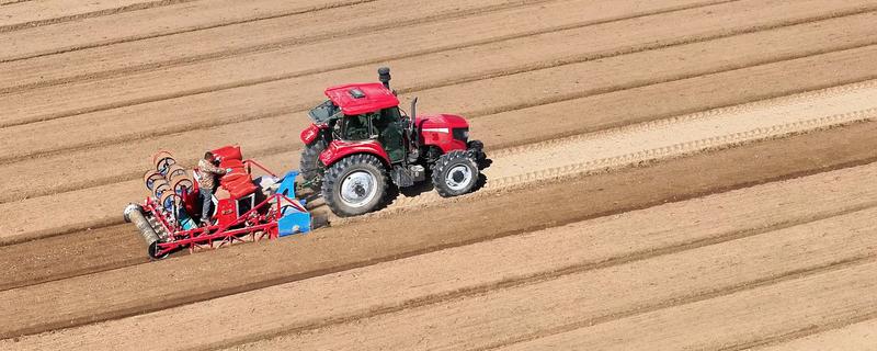 春耕农机播种的事宜，播前应仔细查看地块情况
