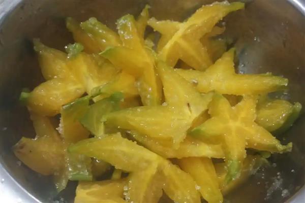 杨桃的食用方式,直接吃或蘸糖蘸盐