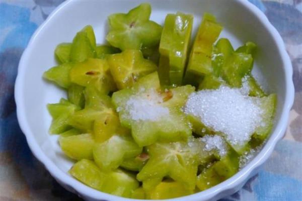 杨桃的食用方式,直接吃或蘸糖蘸盐