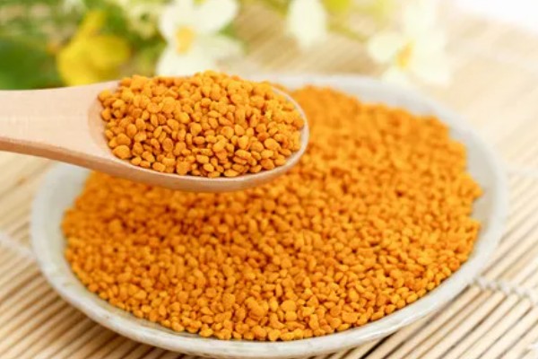 荷花粉的吃法，最简单的就是用温开水送服