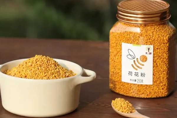 荷花粉的吃法，最简单的就是用温开水送服