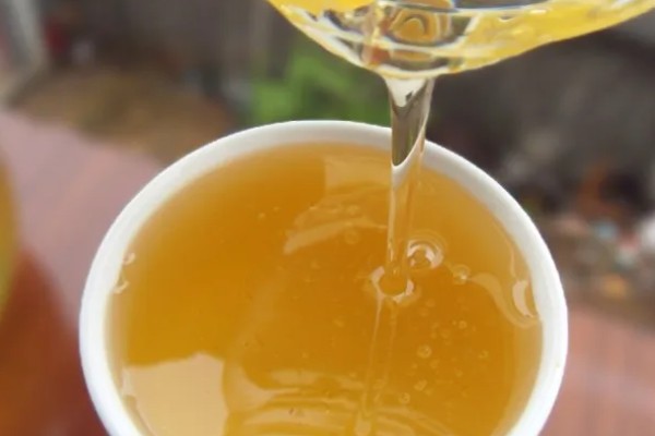 荷花粉的吃法，最简单的就是用温开水送服