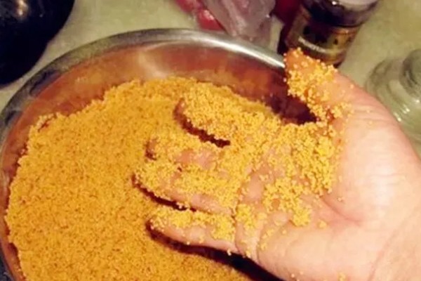 野钓鲫鱼如何打窝，将酒米作为窝料效果较好