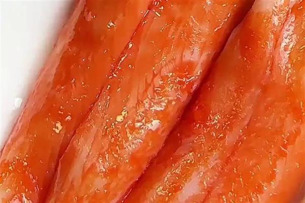 制做蟹棒的材料，用鱼糜模拟阿拉斯加雪蟹肉的质感和风味