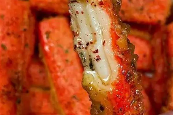 制做蟹棒的材料，用鱼糜模拟阿拉斯加雪蟹肉的质感和风味