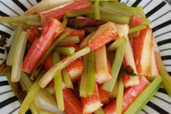 制做蟹棒的材料，用鱼糜模拟阿拉斯加雪蟹肉的质感和风味