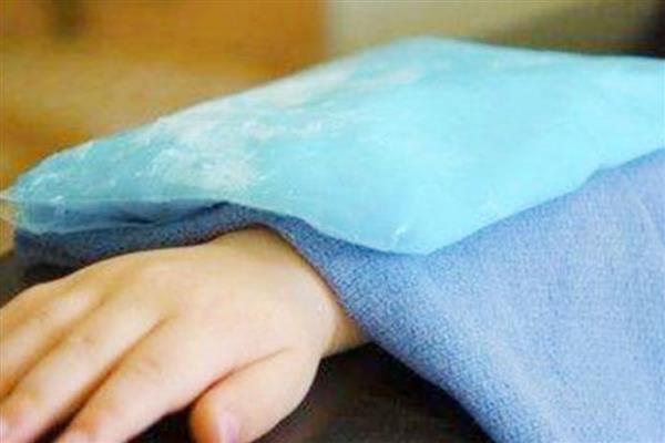 被马蜂蛰了怎么处理,及时拔除毒刺