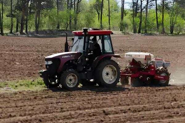 春耕农机播种的事宜,播前应仔细查看地块情况