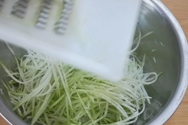 萝卜丝怎样切,可以用刀切或机器切