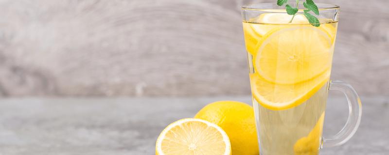 蜂蜜柠檬水怎么做才不苦，用低于60℃的温开水冲