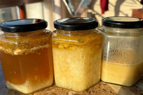 蜂蜜柠檬水怎么做才不苦，用低于60℃的温开水冲