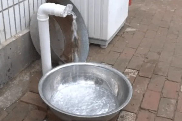怎么判断鱼缸要不要换水，主要看水体的浑浊情况而定